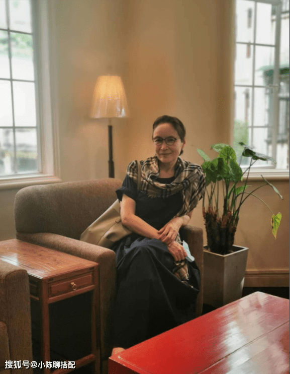 晓英 越老越优雅的典型，还要看宋晓英！66岁穿衣有术，妈妈们照着穿搭