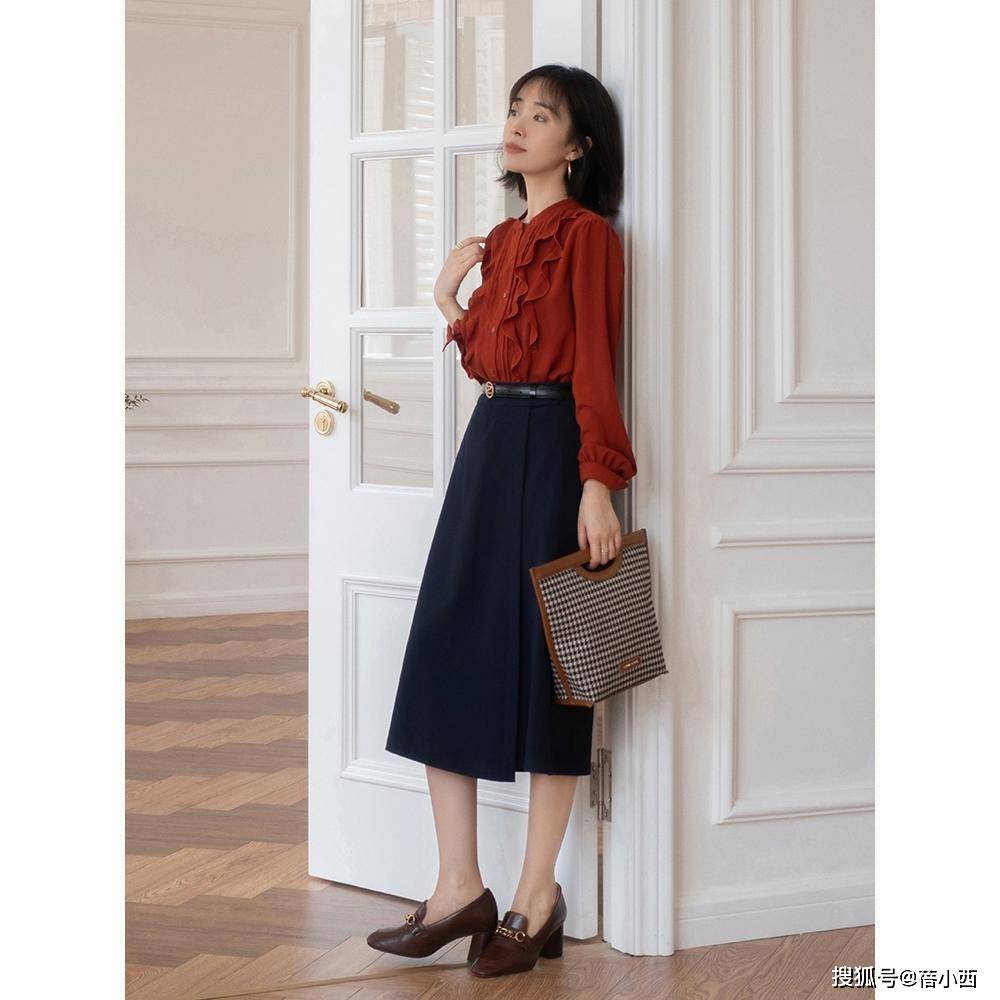 首选 职场女性多备“衬衫”，搭配阔腿裤、九分裤、半身裙，时髦又优雅
