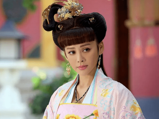 发型厚刘海才是女演员的克星！热巴变呆滞，赵丽颖傻气，丑得形态各异