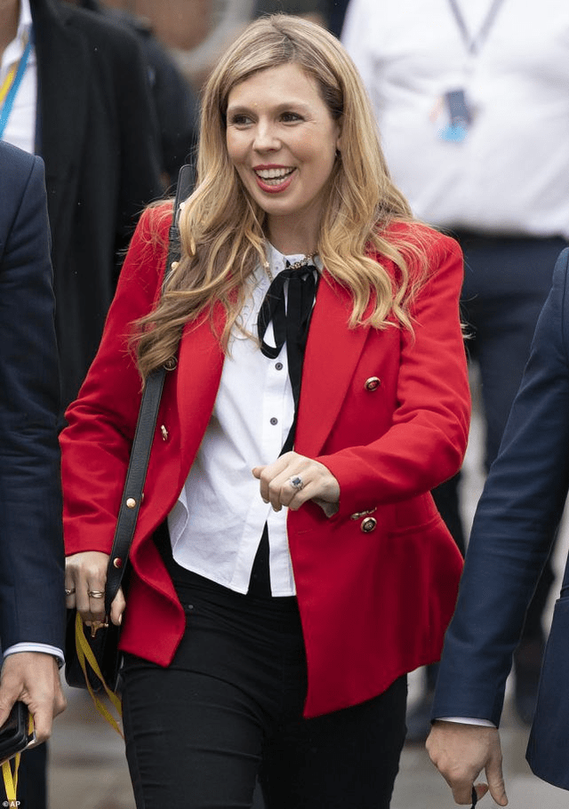 凯莉·约翰逊 英国第一夫人久违露面，挺7月孕肚踩高跟，被众人追捧夹道欢迎