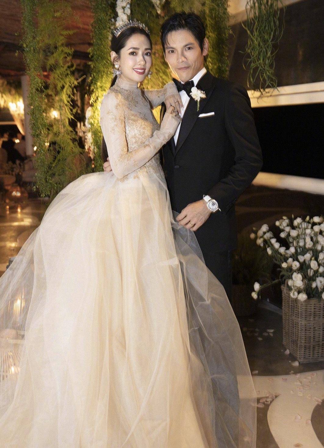 向太 向佐夫妇大婚鲁豫手挽向太站C位，红衣女疑似郭妈妈，像极郭碧婷