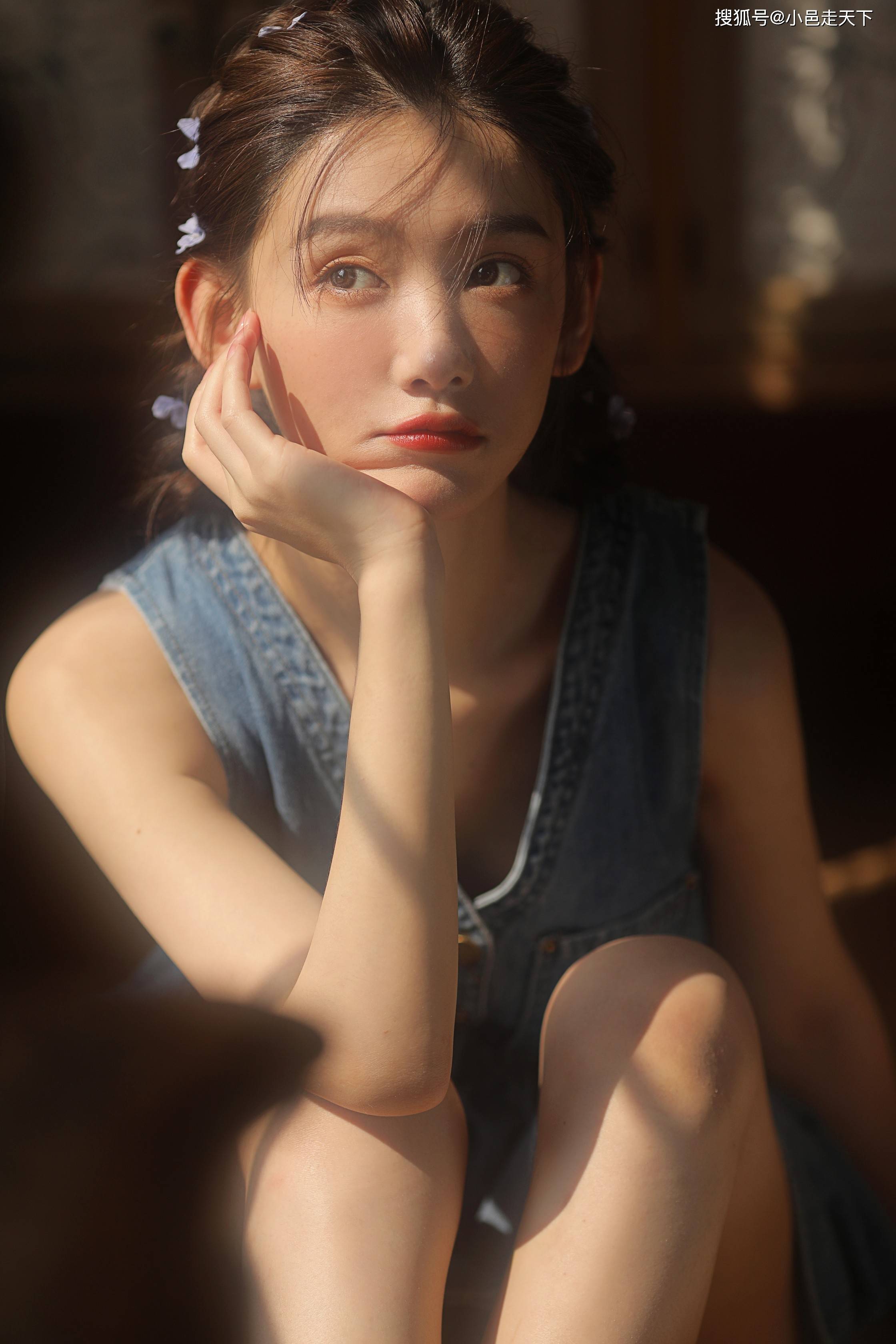 李沐宸v领长裙性感写真