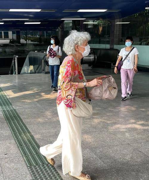 上海 广州65岁奶奶多时髦？把老年花衬衫穿出高级感，体现南方人的优雅
