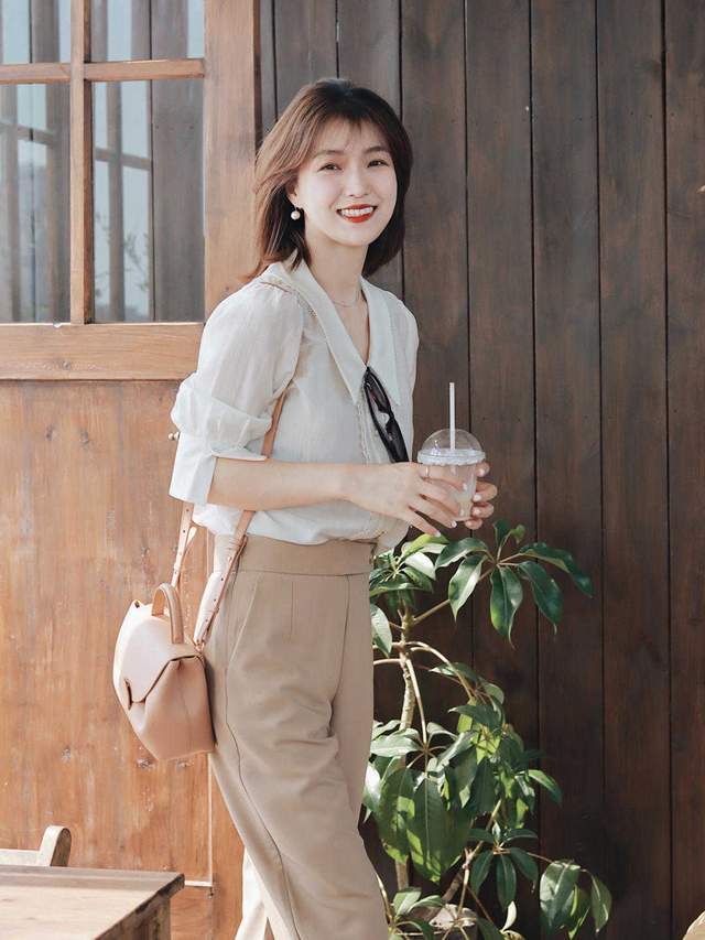 是属于 30岁~45岁的女性秋季穿搭分享，针织衫配直筒九分裤，显瘦又减龄