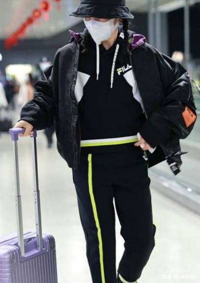 运动鞋 李冰冰明明已经48岁了，上街还打扮得像少女，扎起小辫子好清纯