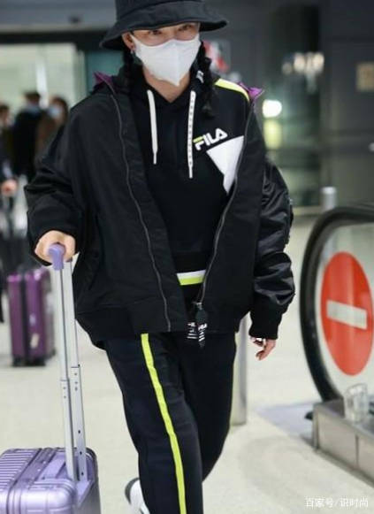 运动鞋 李冰冰明明已经48岁了，上街还打扮得像少女，扎起小辫子好清纯