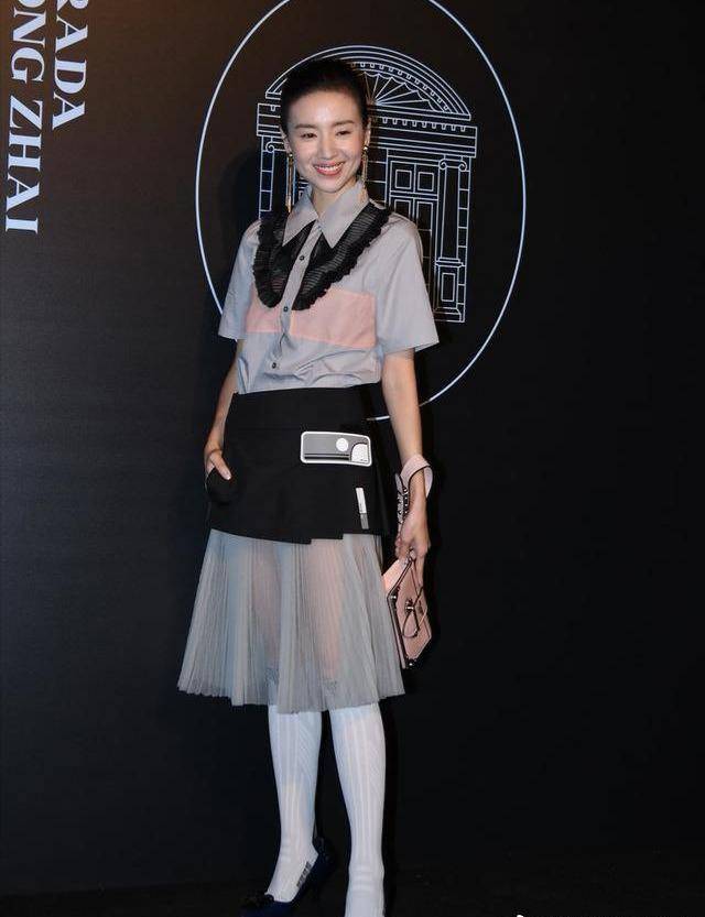 黑色 41岁董洁老得挺真实，化浓妆也没遮住法令纹，中年气息藏不住了