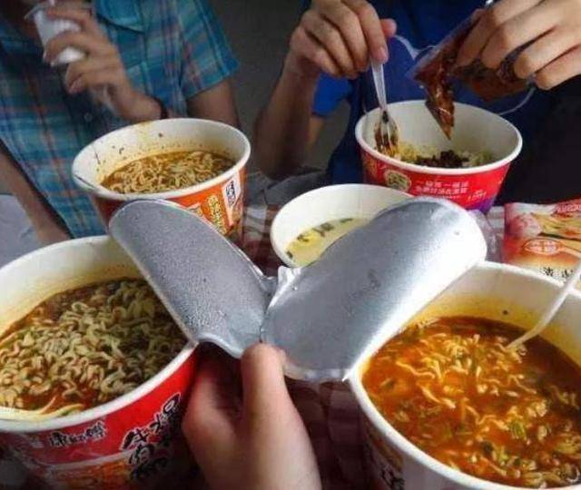 火车上的盒饭那么香，为何乘客宁可吃泡面也不买？列车员道出实情(图5)