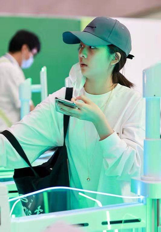气质 黄磊15岁大女儿独自走机场，穿男友风卫衣显文艺范，黑眼圈好明显