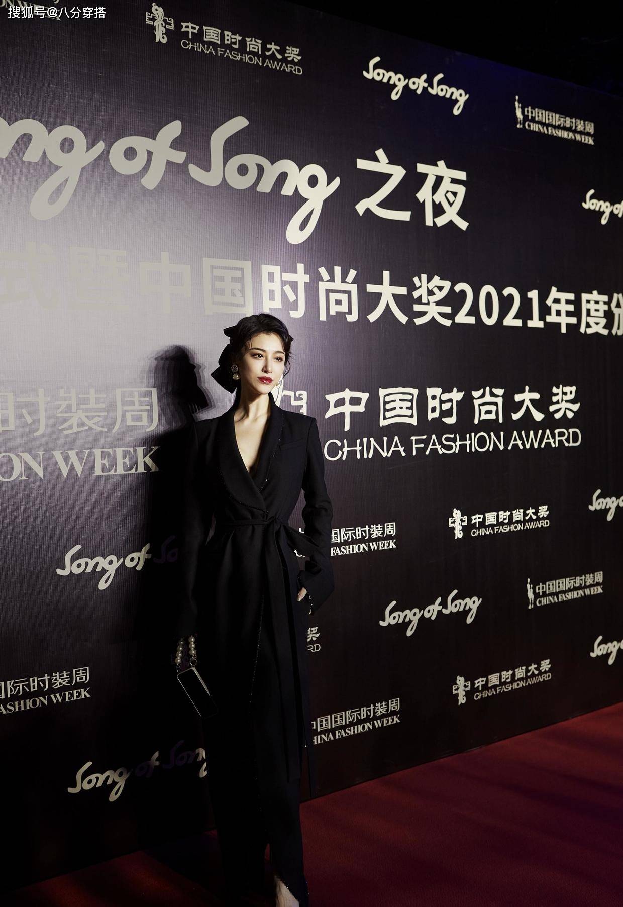 真抢镜 刘翔前妻葛天身材真好，穿黑色高开叉长裙秀美腿，身材比例真抢镜