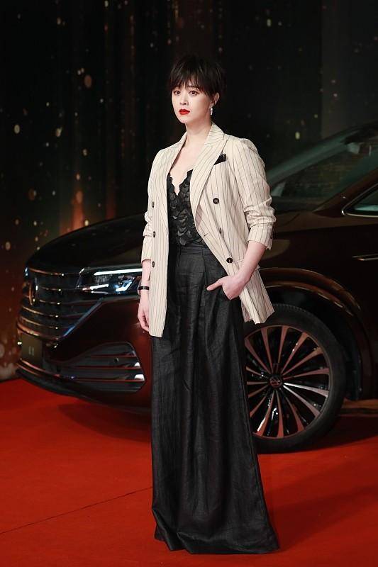 上半身 蒋欣剪了短发更显,但穿“拖地水桶裤”难欣赏,挺大胆