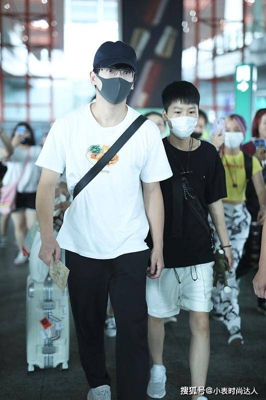 体态 彭昱畅瘦身堪比“整容”，虽生图有点“油”，但穿衬衫太有少年感