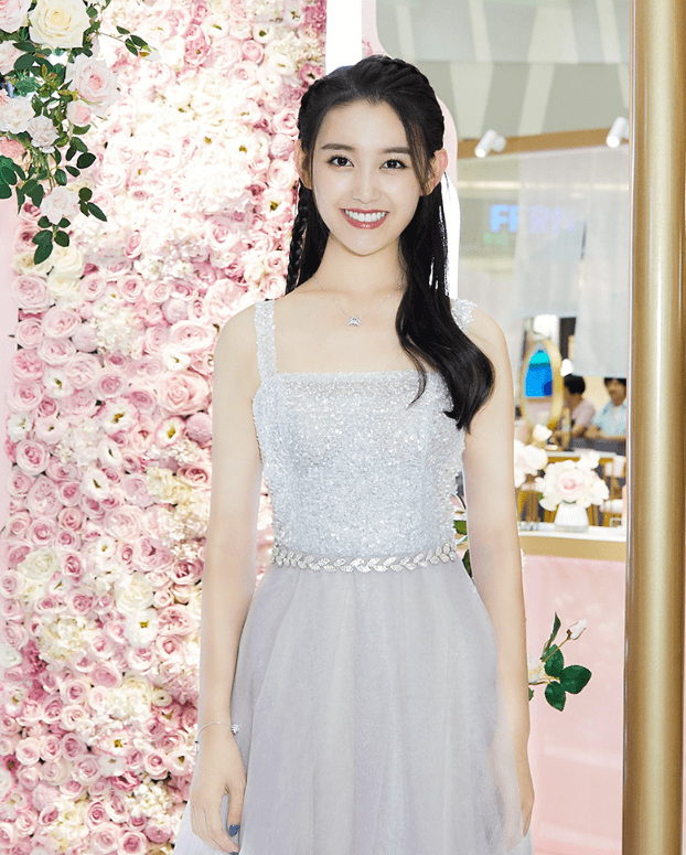 演技 00后女星穿礼服，李庚希灵气，张子枫时尚，看到她：是仙女吧！