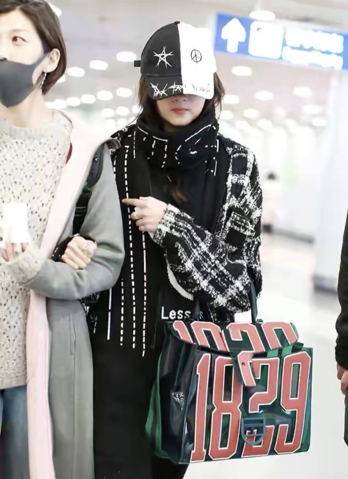 设计 关晓彤拍魔法大片，穿黑白格纹裙秀腰臀比，1米73身材比例太优越