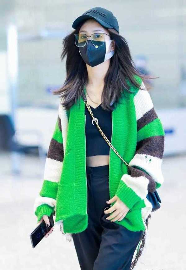 黑色 佟丽娅离婚后更敢穿，绿色针织开衫配露脐装走机场，时髦似大学生