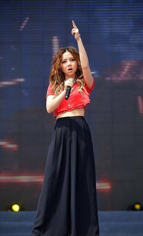 女生 邓紫棋和柳岩站在一起，穿休闲的薄纱服装，就像个小孩一样