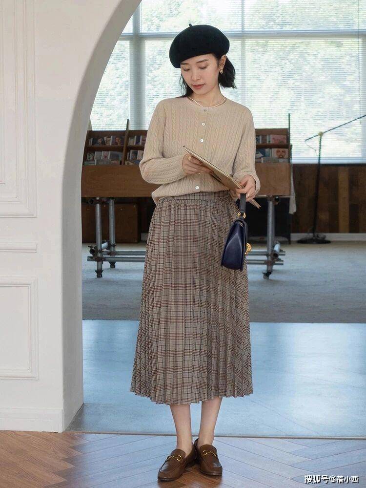 颜色 秋天怎样穿才优雅？搭配公式“针织衫+半身裙”，高级感扑面而来