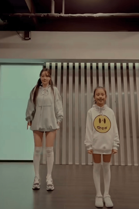 李小璐 李小璐和8岁甜馨跳女团舞，母女俩都扮下衣失踪，细腿像复制粘贴