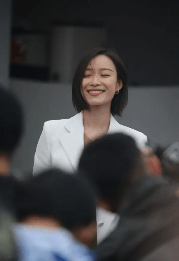 棕色 倪妮生图是真的惊艳，西装配裸色长裙身材高挑