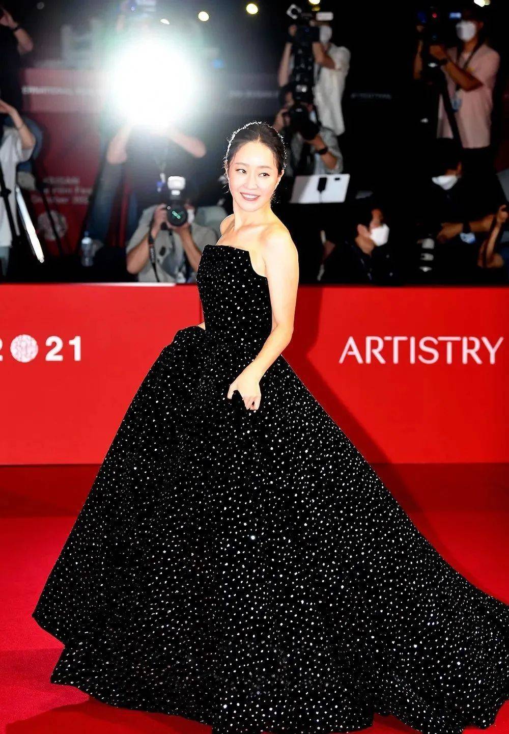 韩国最重要的影节红毯金圭丽下车好惊艳韩素熙黑丝长腿好吸睛