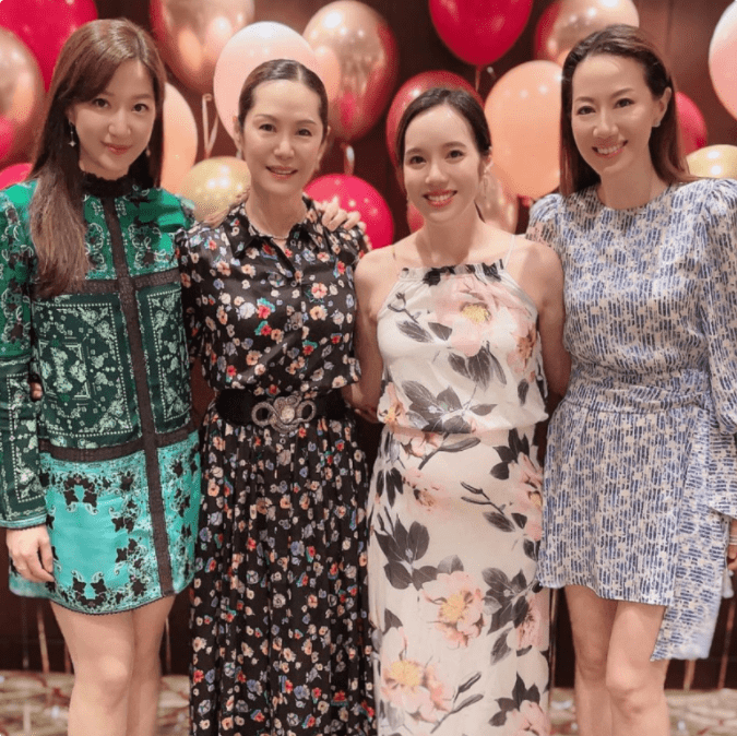 黑色 汪诗诗妈妈庆生照,穿黑色打底碎花裙优雅贵气,能给女婿当妹妹了