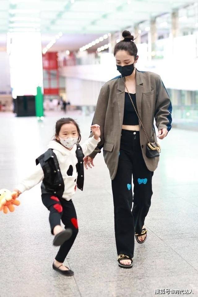 个性 董璇带5岁女儿亮相机场，西装+凉鞋个性潮流，小酒窝俏皮可爱