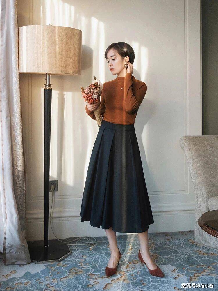 颜色 秋天怎样穿才优雅?搭配公式“针织衫+半身裙”,高级感扑面而来