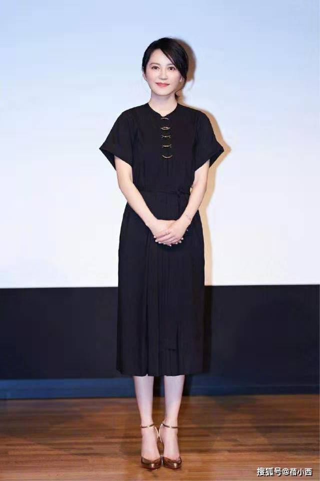 好身材 “俞飞鸿”越老越敢穿，一袭薄纱裙轻松透出好身材，哪有50岁？