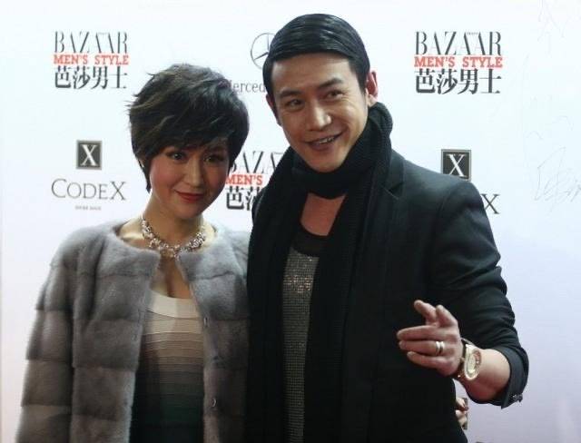 职场 陆毅带老婆亮相活动，油头配皮裤变中年油腻男，鲍蕾倒挺有贵妇范