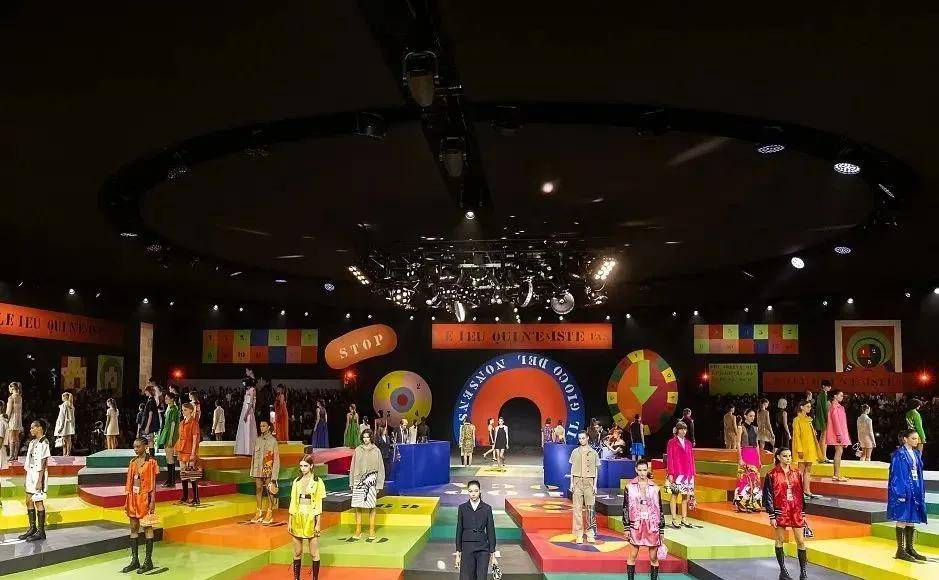 玛利亚·加 DIOR举办时尚秀，风格凌乱被质疑抄袭其他奢侈品，设计遭差评