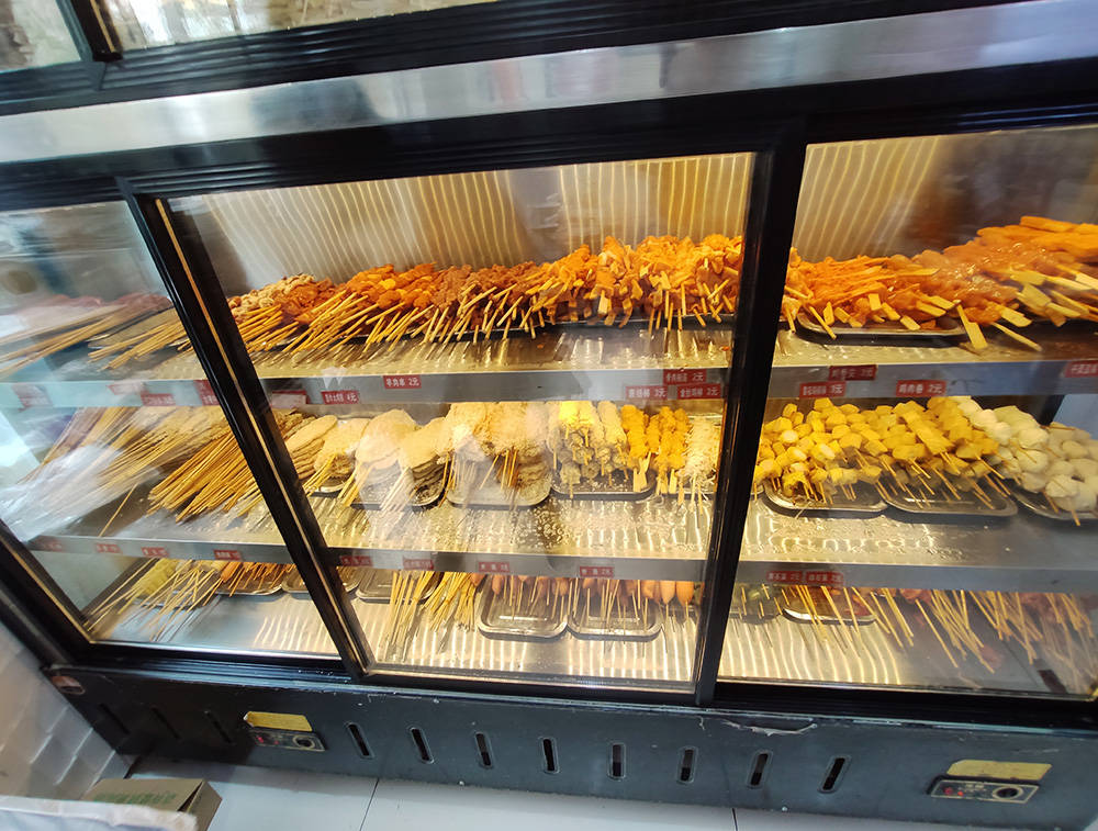 炸串就应该这样摆的整整齐齐标好对应价格这样挑选时才安心