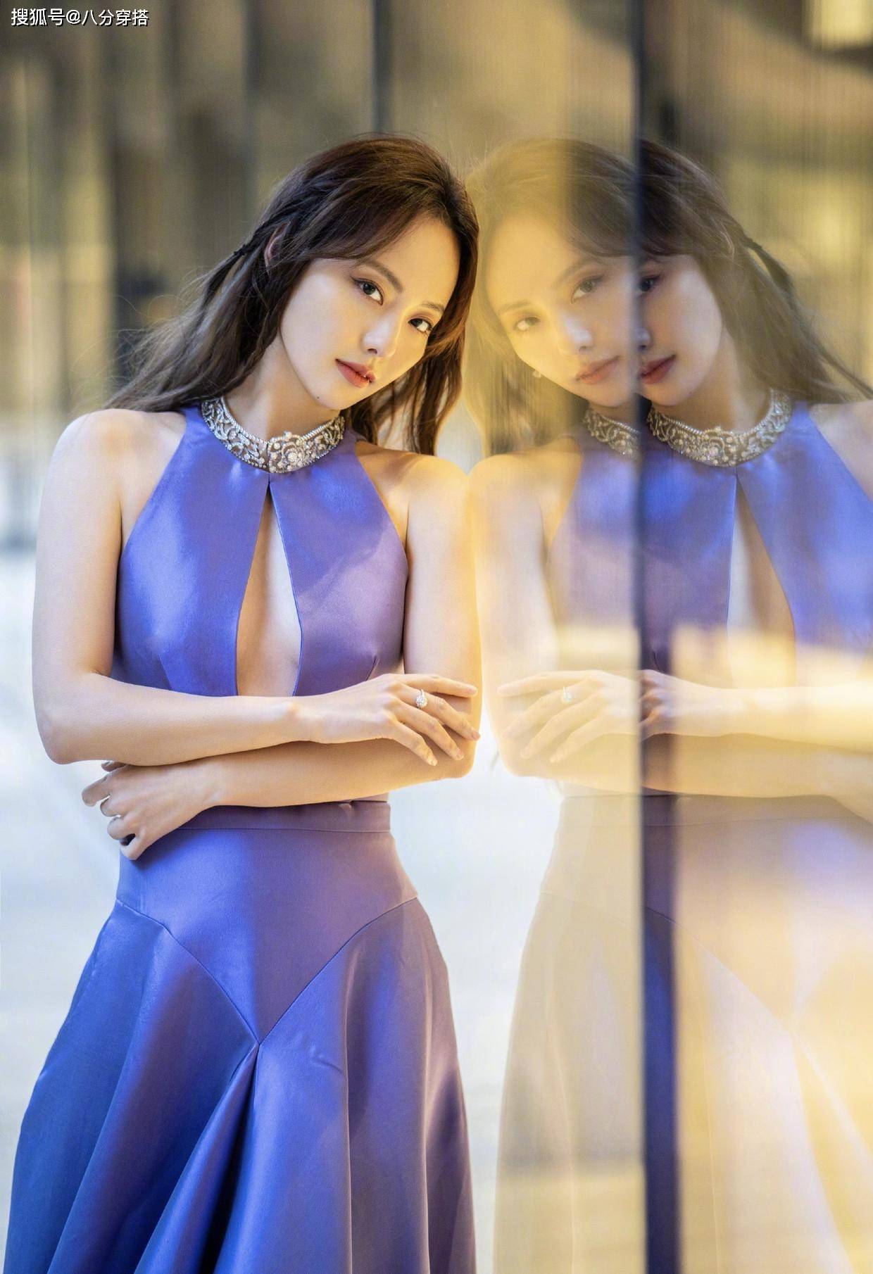 胸口 张嘉倪气质从来不输，穿紫色缎面裙，竟然在前面挖了个洞，真绝了