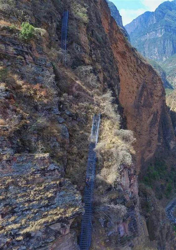 《走近大凉山》钢梯串联的中国扶贫旧貌与新颜_悬崖