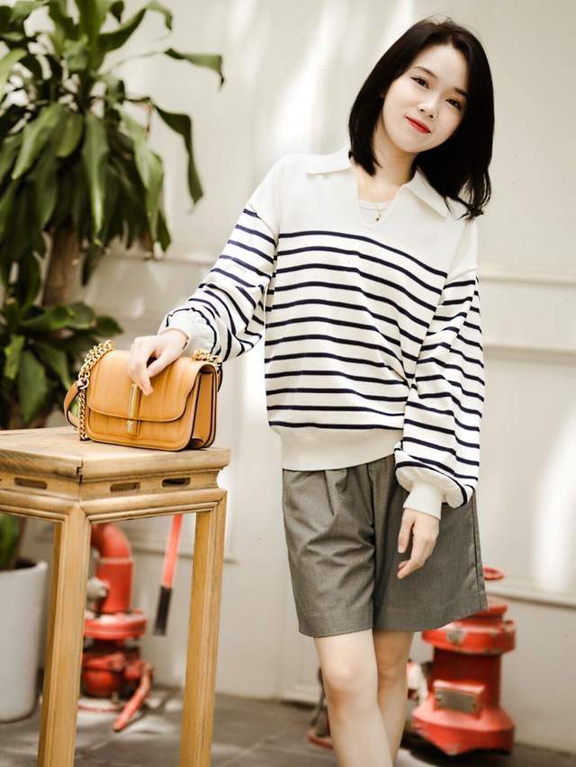 黑色 普通人也适合穿的风格，棕色衬衫+黑色牛仔裤，保暖又时尚