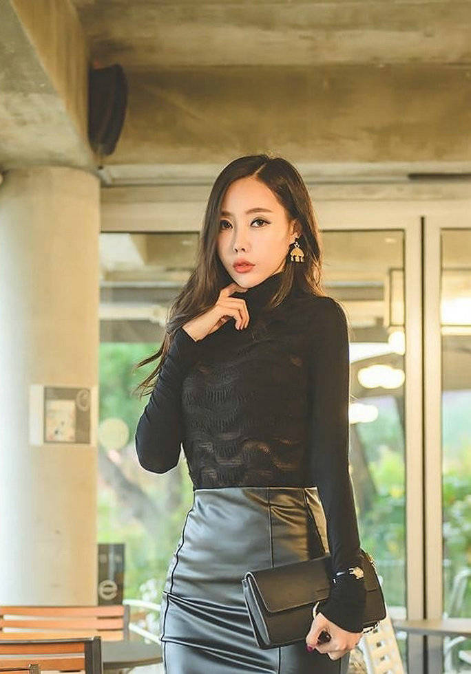 黑色 女孩们都穿上了漂亮的衣服逛街，有种群芳争艳的感觉