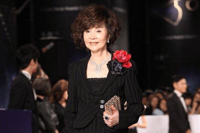 发型归亚蕾：已经70+看上去只有50+的年龄，短发减龄时尚显优雅大气！
