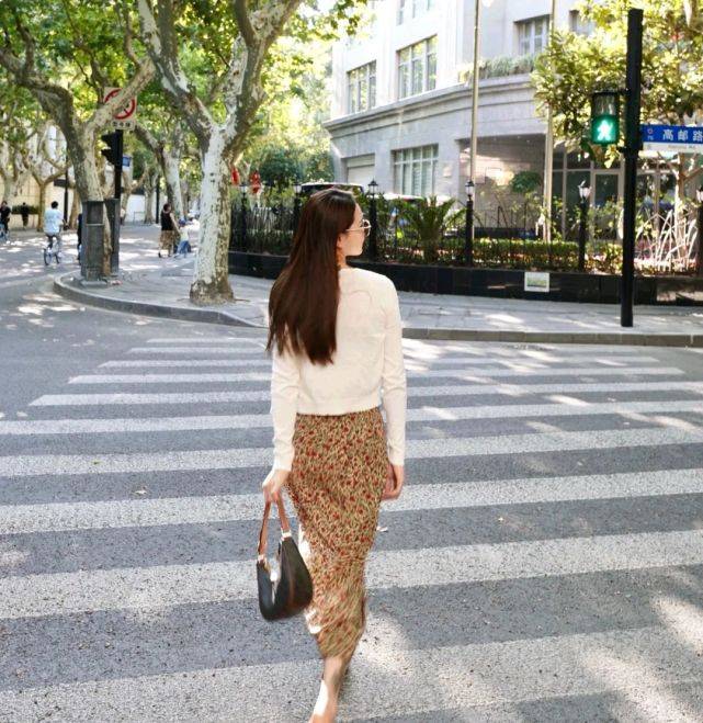 下装 简单的针织开衫胜过多数外套，可以搭配裙装，优雅知性又温柔