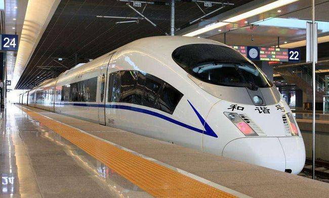 原创高铁美女乘务员在高铁上一般都吃的什么网友看完忍不住心疼