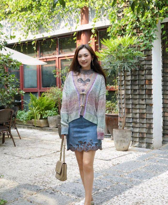 下装 简单的针织开衫胜过多数外套，可以搭配裙装，优雅知性又温柔