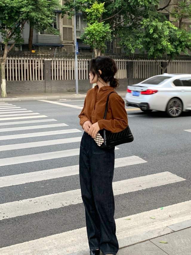 黑色 普通人也适合穿的风格，棕色衬衫+黑色牛仔裤，保暖又时尚