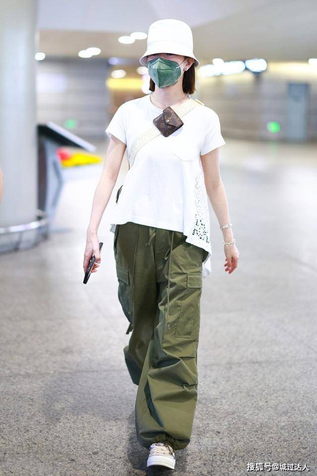 整体 佘诗曼的时髦搭配，把白衬衫穿出潮流范，这衣品真的很好