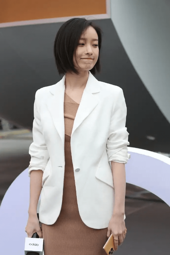 棕色 倪妮生图是真的惊艳，西装配裸色长裙身材高挑