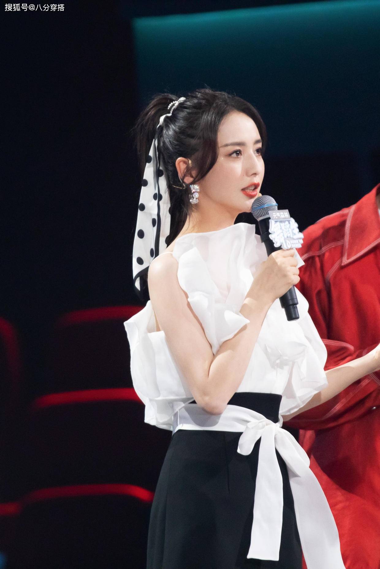 黑色 佟丽娅不愧是“颜值天花板”,穿薄纱上衣配半身裙,哪像38的人