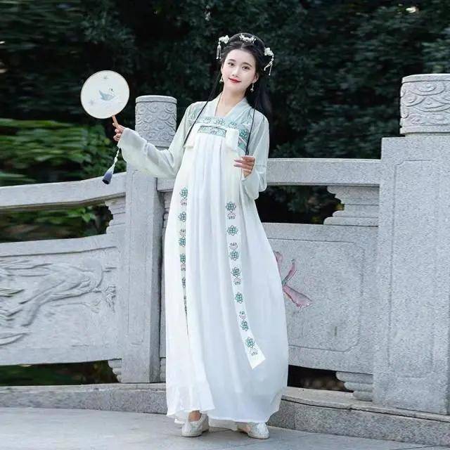 灵气 不同时代不同的服装特点，汉服有灵气，旗袍显女人味，还有它华美