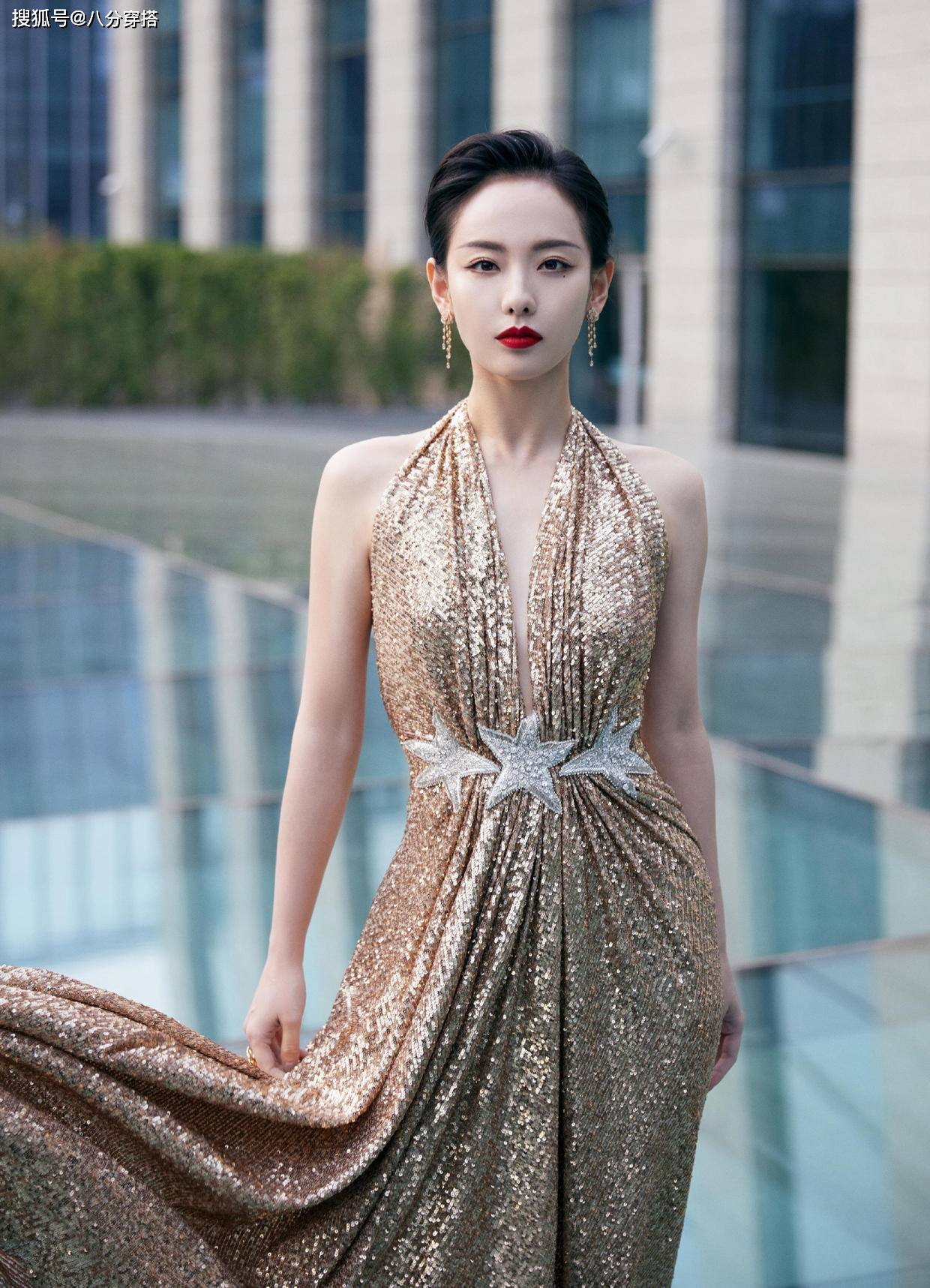 胸口 张嘉倪气质从来不输，穿紫色缎面裙，竟然在前面挖了个洞，真绝了