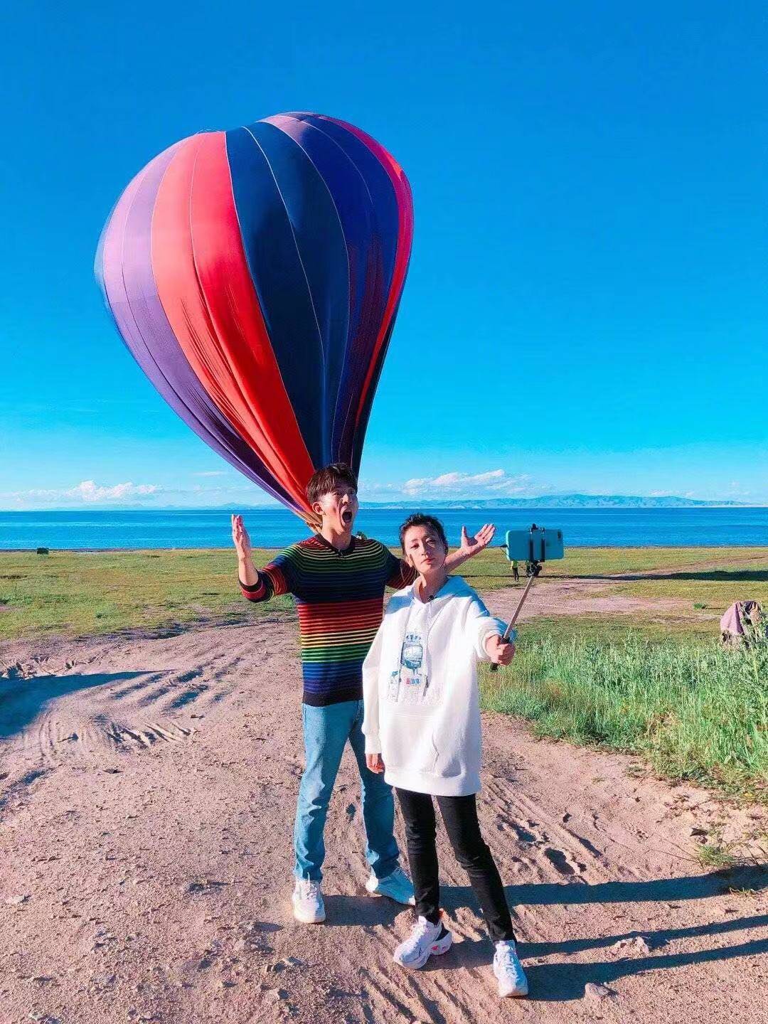 贾静雯 贾静雯庆47岁生日超排面!林心如霍建华到场,T恤穿好几年太寒酸