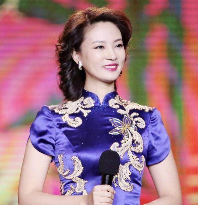 身材 刘芳菲旗袍装扮主持节目，优雅大气有女人味，不愧是央视主持人