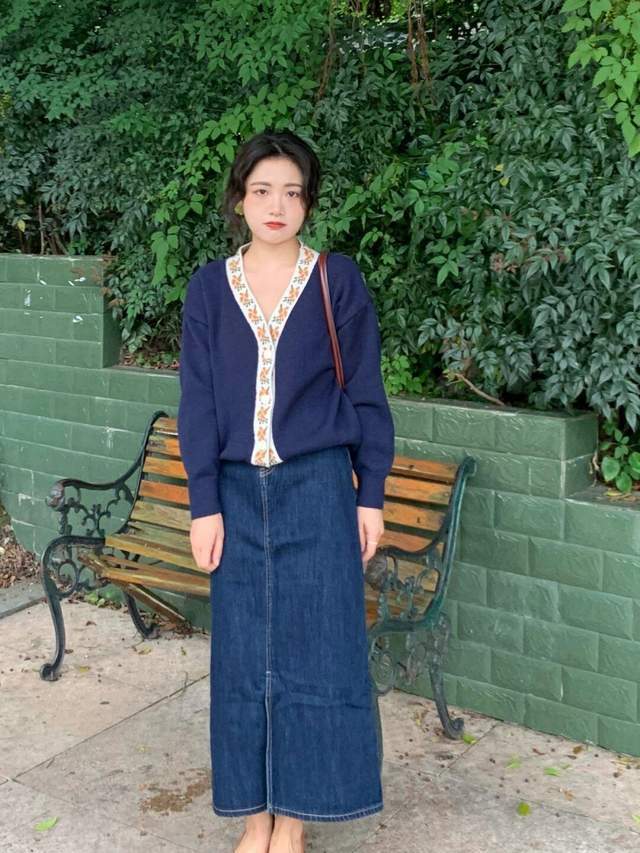 黑色 普通人也适合穿的风格，棕色衬衫+黑色牛仔裤，保暖又时尚