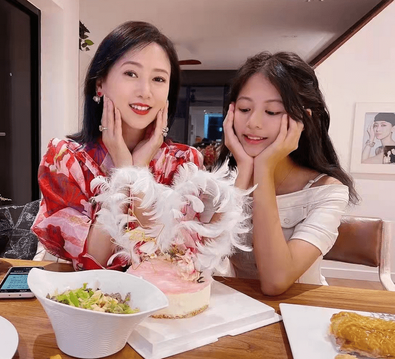 粉色 翁虹14岁女儿越来越好看！穿白色薄纱裙清纯甜美，颜值不输明星妈
