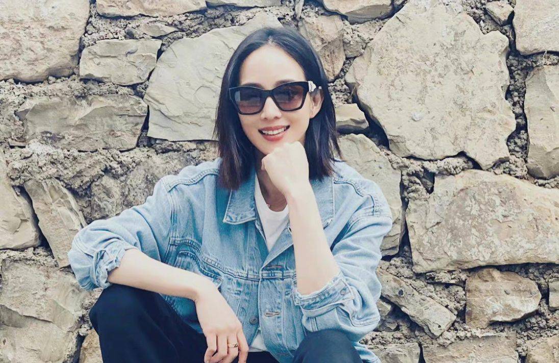 效果 张钧甯不愧为真女神，穿牛仔外套超时髦，打扮简单却难掩高级感